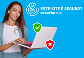 Rapariga de pé, com computador, a testar se um site é seguro.